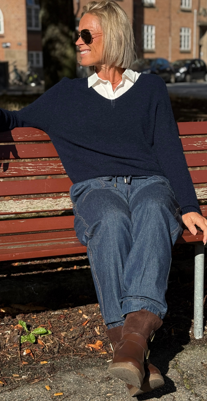Karen strikbluse i baby alpaca uld med v-hals navy LikeLondon