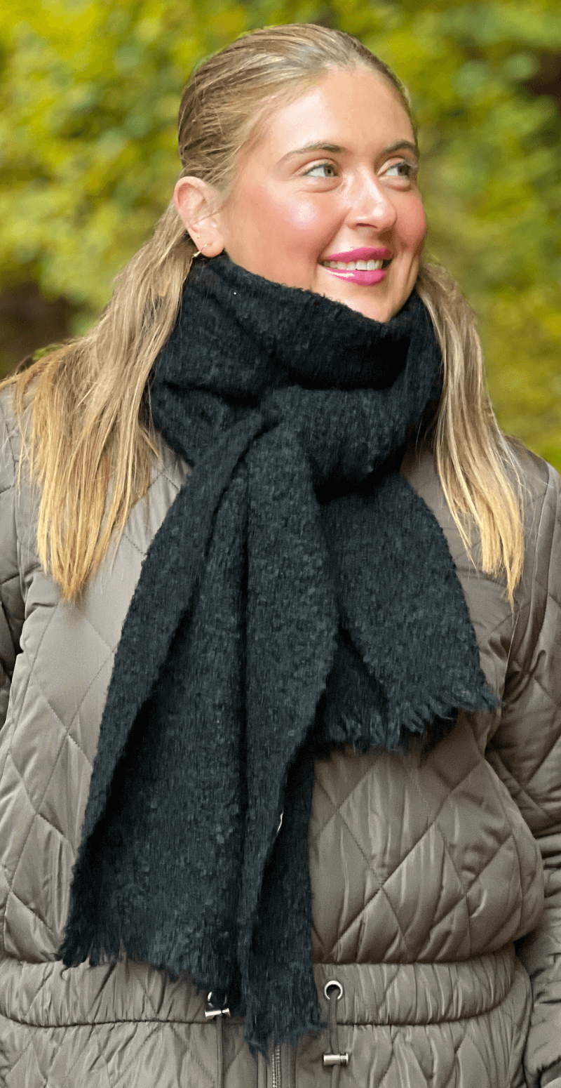 Boucle uldtørklæde med frynser sort LikeLondon