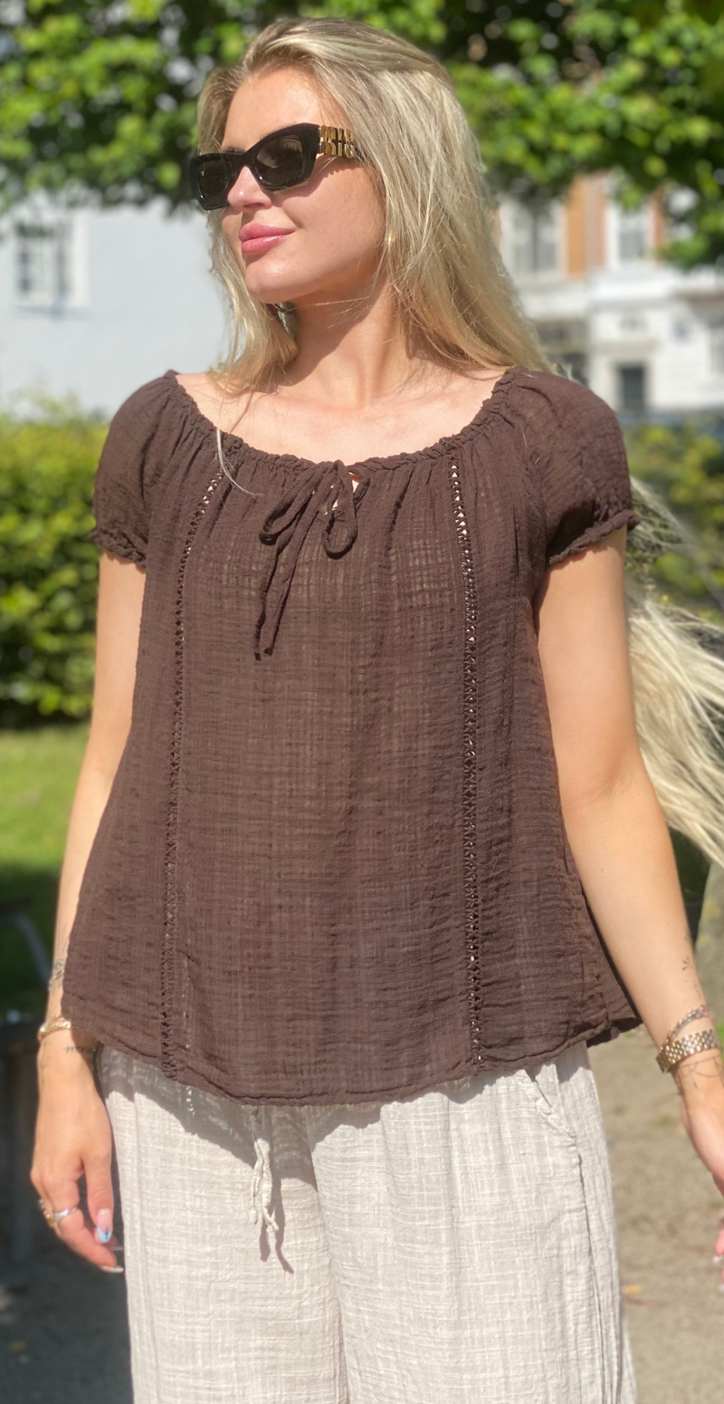 Karin bluse med korte ærmer, bindebånd og hæklede detaljer brun LikeLondon