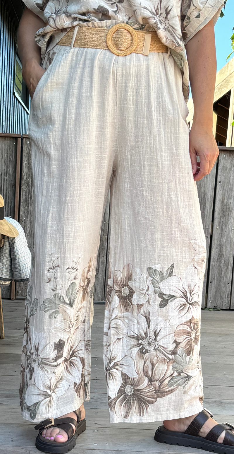 Arista sæt med bukser og bluse med blomsterprint beige LikeLondon