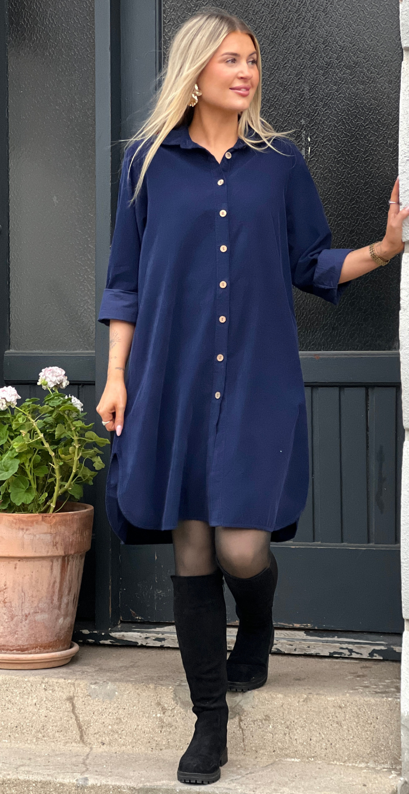 Forudbestil uge 3 Danica fløjls kjole-tunika med knapstolpe navy LikeLondon