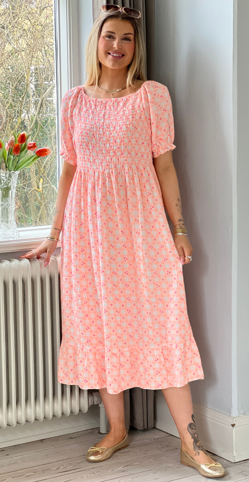 Olga ternet kjole med små blomster og smock orange LikeLondon