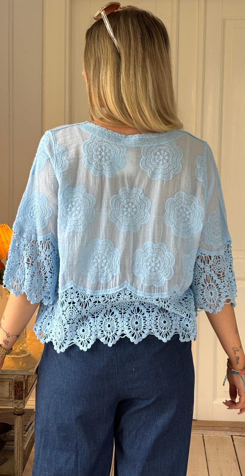 Silvia cardigan med 3/4 ærmer og hæklede kanter lysblå LikeLondon