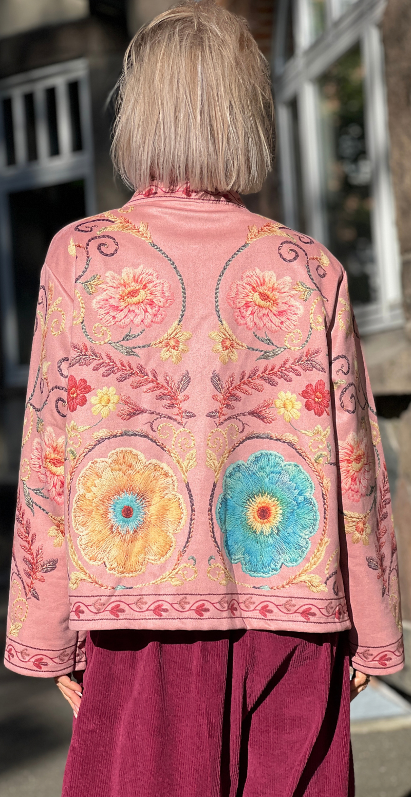 Estelle jakke i ruskindslook med print af broderede blomster rosa LikeLondon