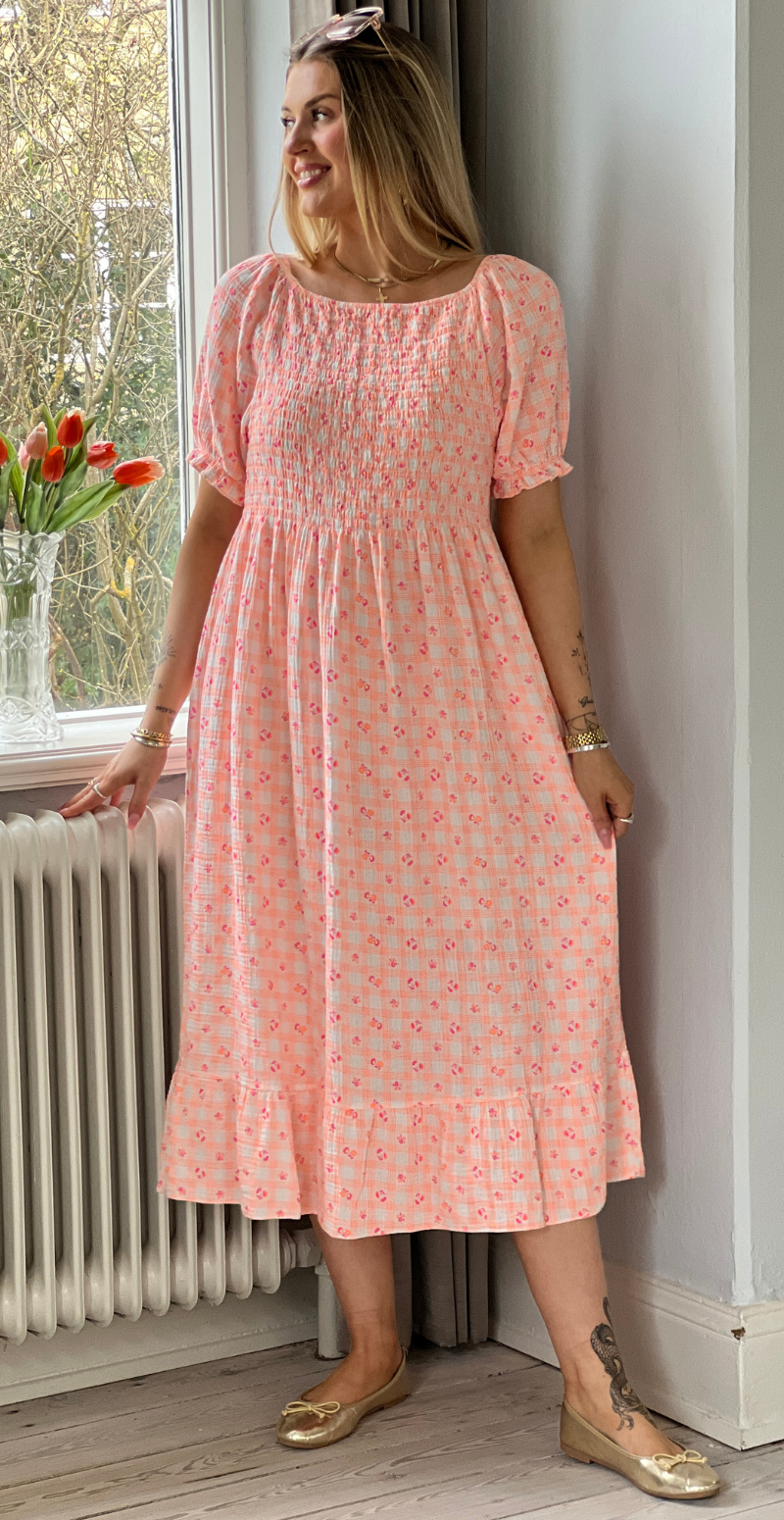Olga ternet kjole med små blomster og smock orange LikeLondon