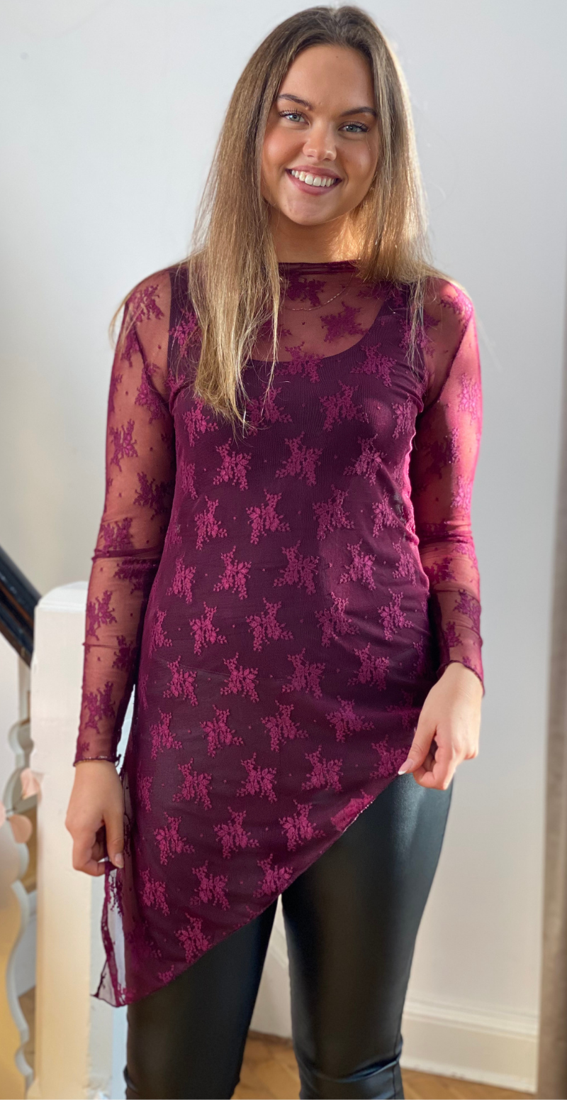 Thea blondebluse med asymmetrisk snit og broderi bordeaux LikeLondon