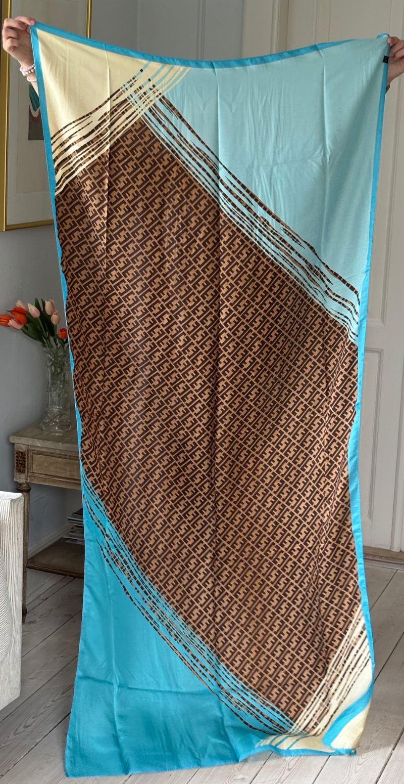 Tørklæde med "E" logo og farverigt print turkis LikeLondon