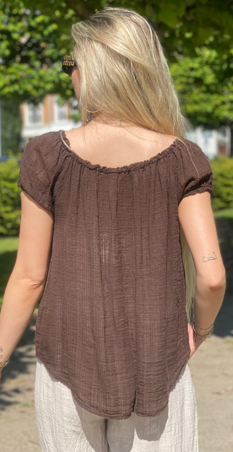 Karin bluse med korte ærmer, bindebånd og hæklede detaljer brun LikeLondon