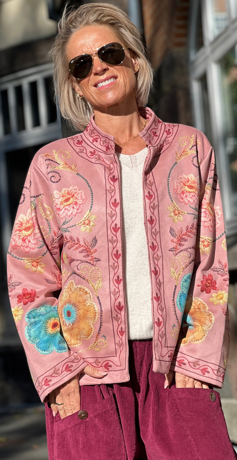 Estelle jakke i ruskindslook med print af broderede blomster rosa LikeLondon