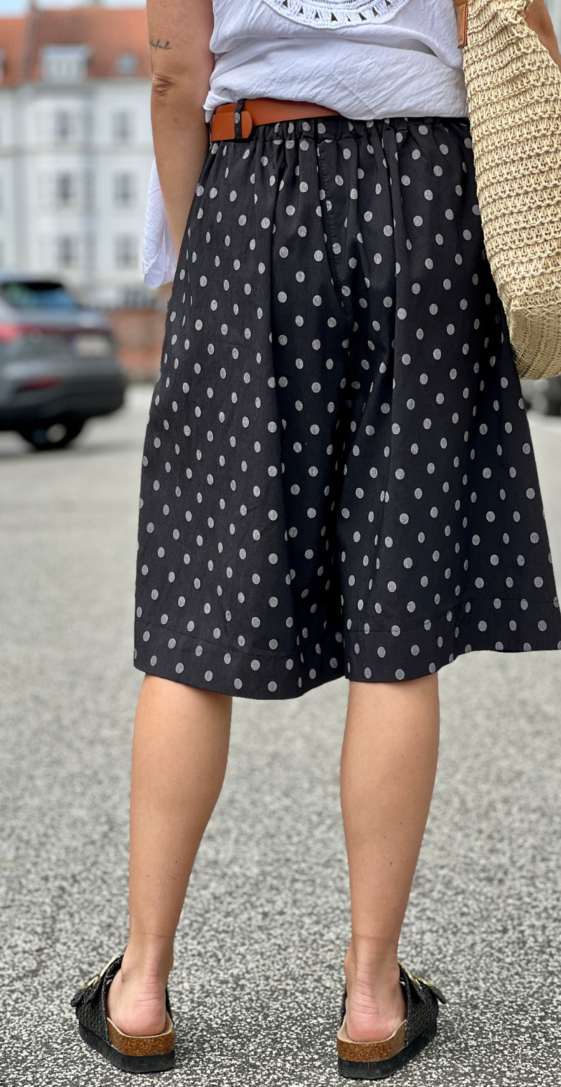 Emma bermuda shorts med prikker og bælte sort LikeLondon