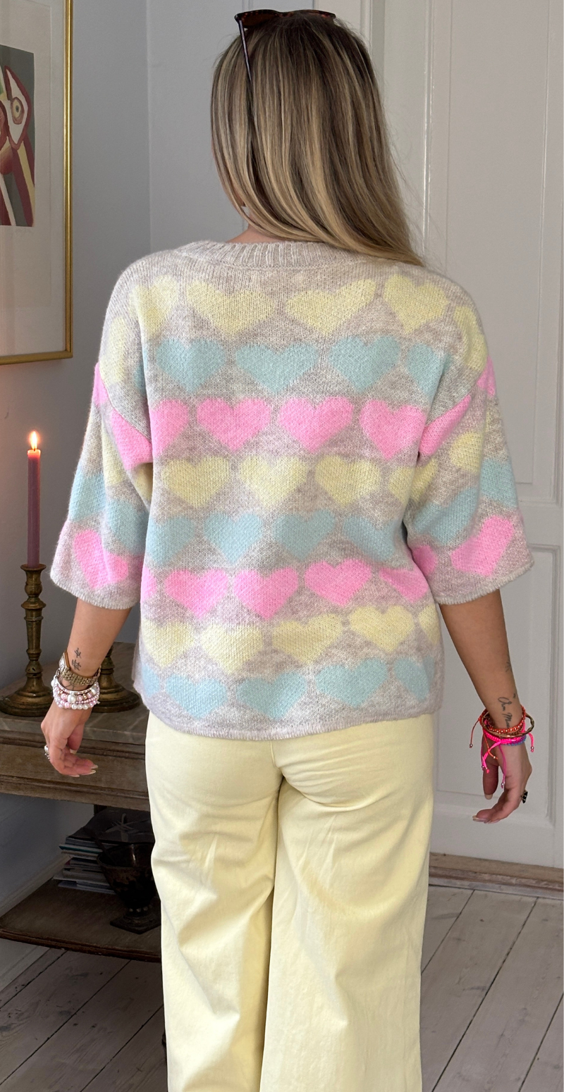 Opy kortærmet strik med hjerter beige LikeLondon