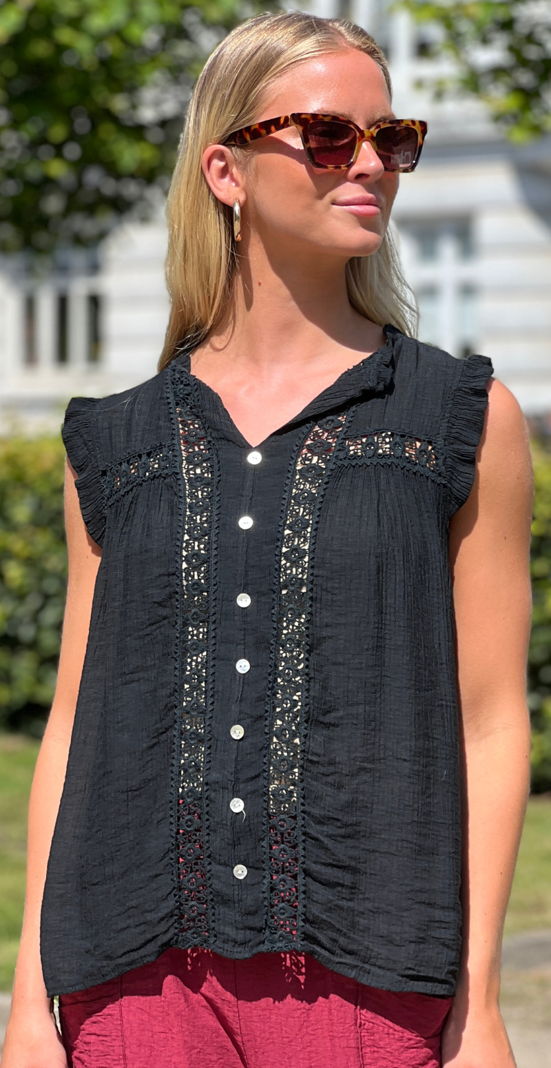 Alva bluse med knapper og blondedetalje sort LikeLondon