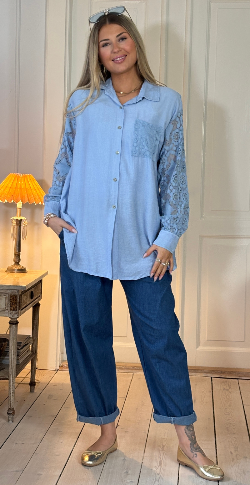 Simma skjorte med blondeærmer og lomme sky LikeLondon