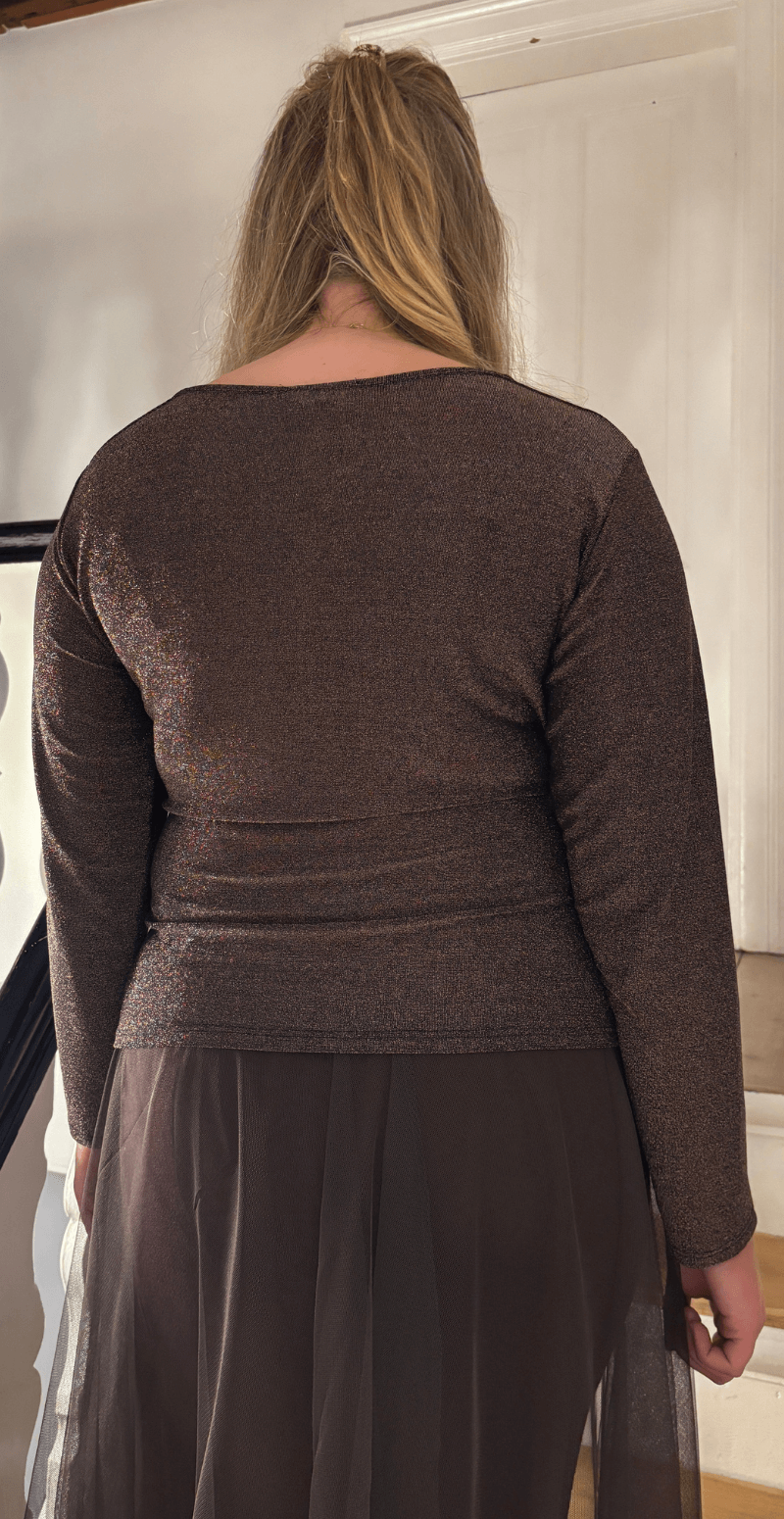 Nela glimmer bluse med wrap-effekt brun LikeLondon