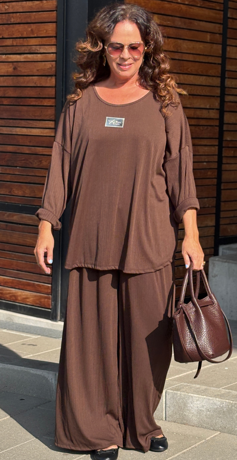 Tessie sæt med struktur og logo fortil bluse og bukser brun LikeLondon
