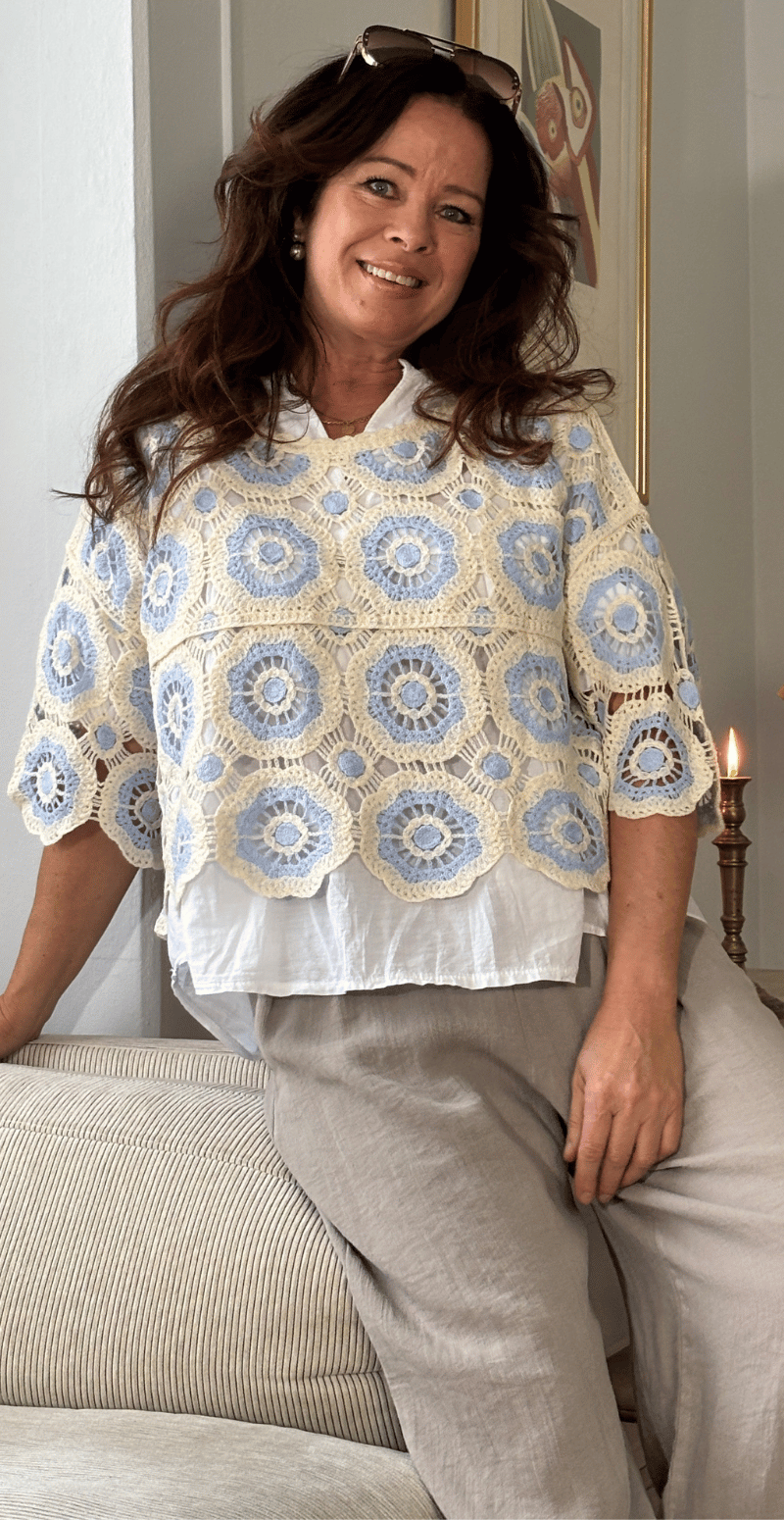 Edina kort hæklet bluse med mønster lysblå LikeLondon