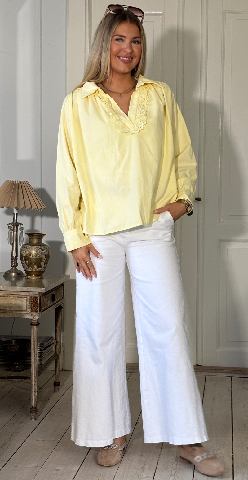 Forudbestil uge 8 Otella fløjlsbluse med v-hals og flæsekant gul LikeLondon