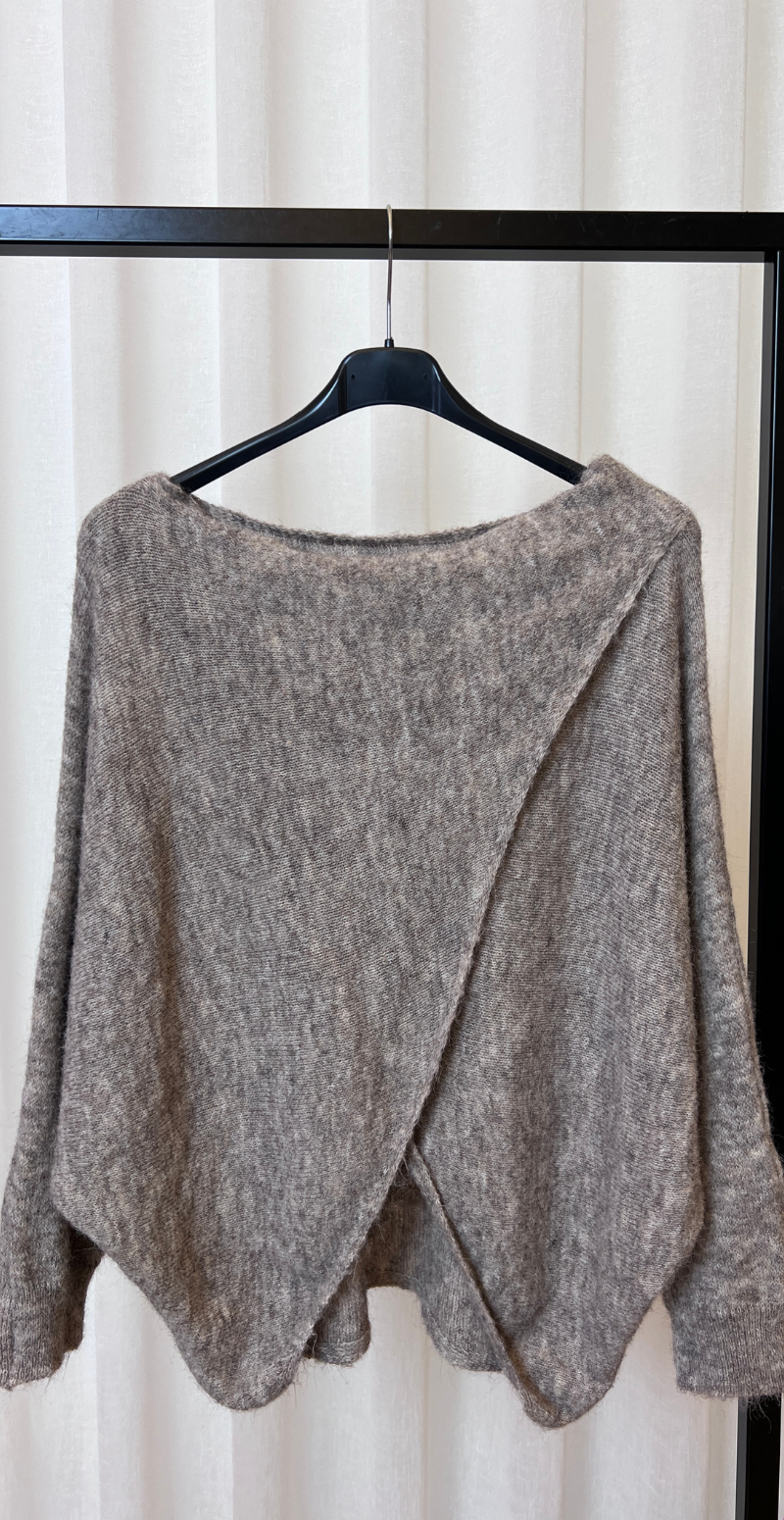 Madicken strikbluse med wrap effekt taupe LikeLondon