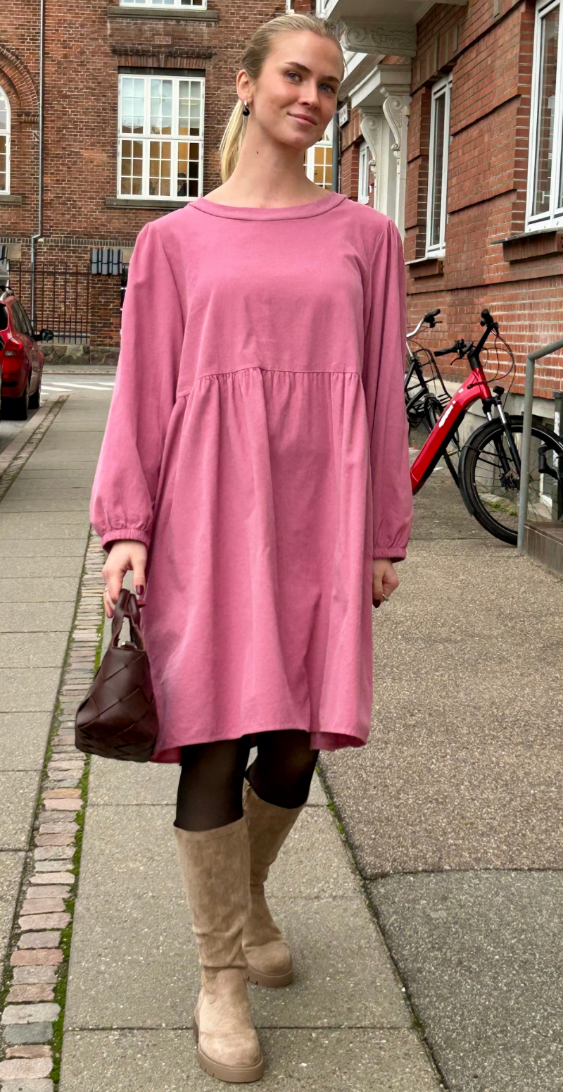 Ava fløjlskjole med ballonærmer chipolla LikeLondon