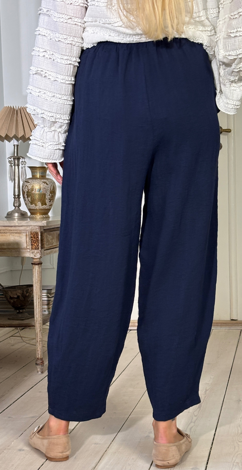 Forudbestil uge 9 Sutton bukser i barrel-fit med læg foran navy LikeLondon