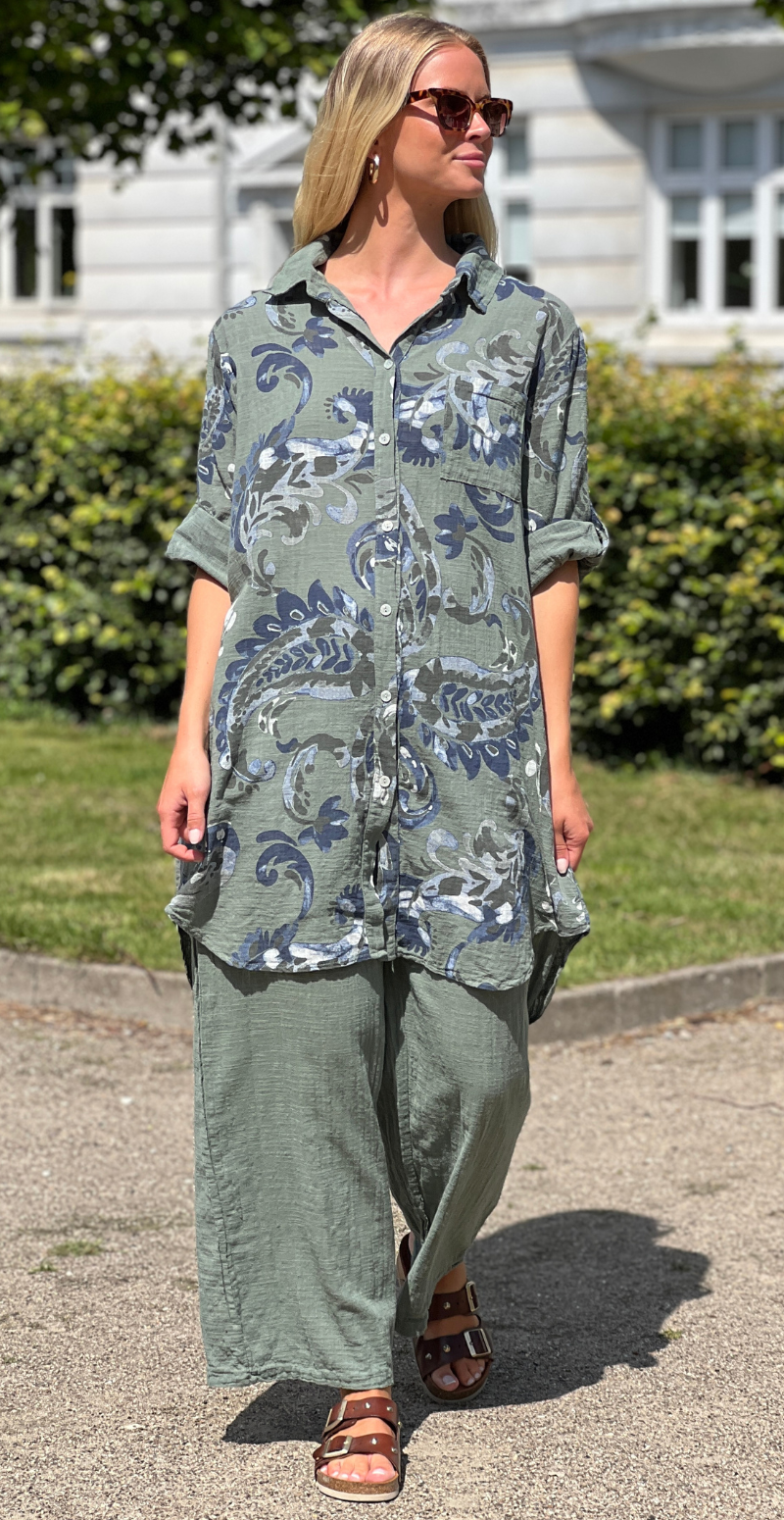 Melanie tunika med paisleyprint og lomme khaki LikeLondon