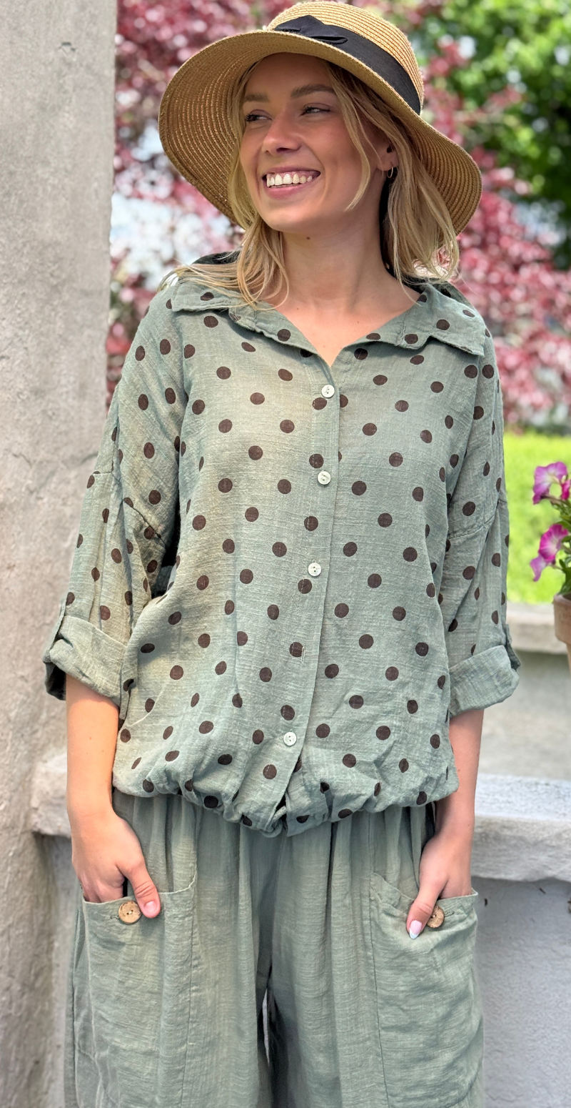 Bianca skjorte med snøre ved taljen og prikker khaki LikeLondon