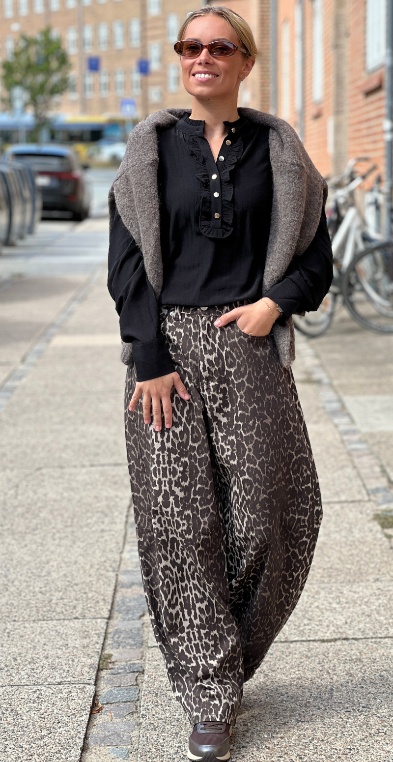 Rinna barrel jeans med leopardprint oyster gray w. granite gray Freequent
