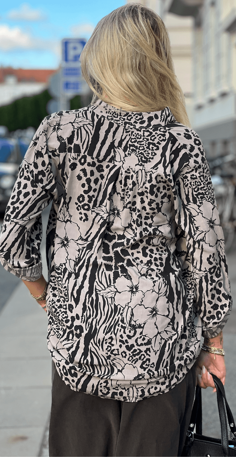 Justine bluse med blomster og leopardmønster fango LikeLondon