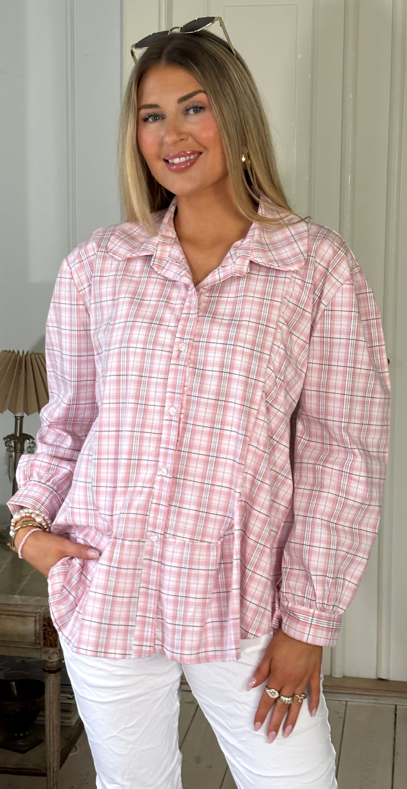 Sadie skjortebluse med tern og rynke detalje foran rosa LikeLondon