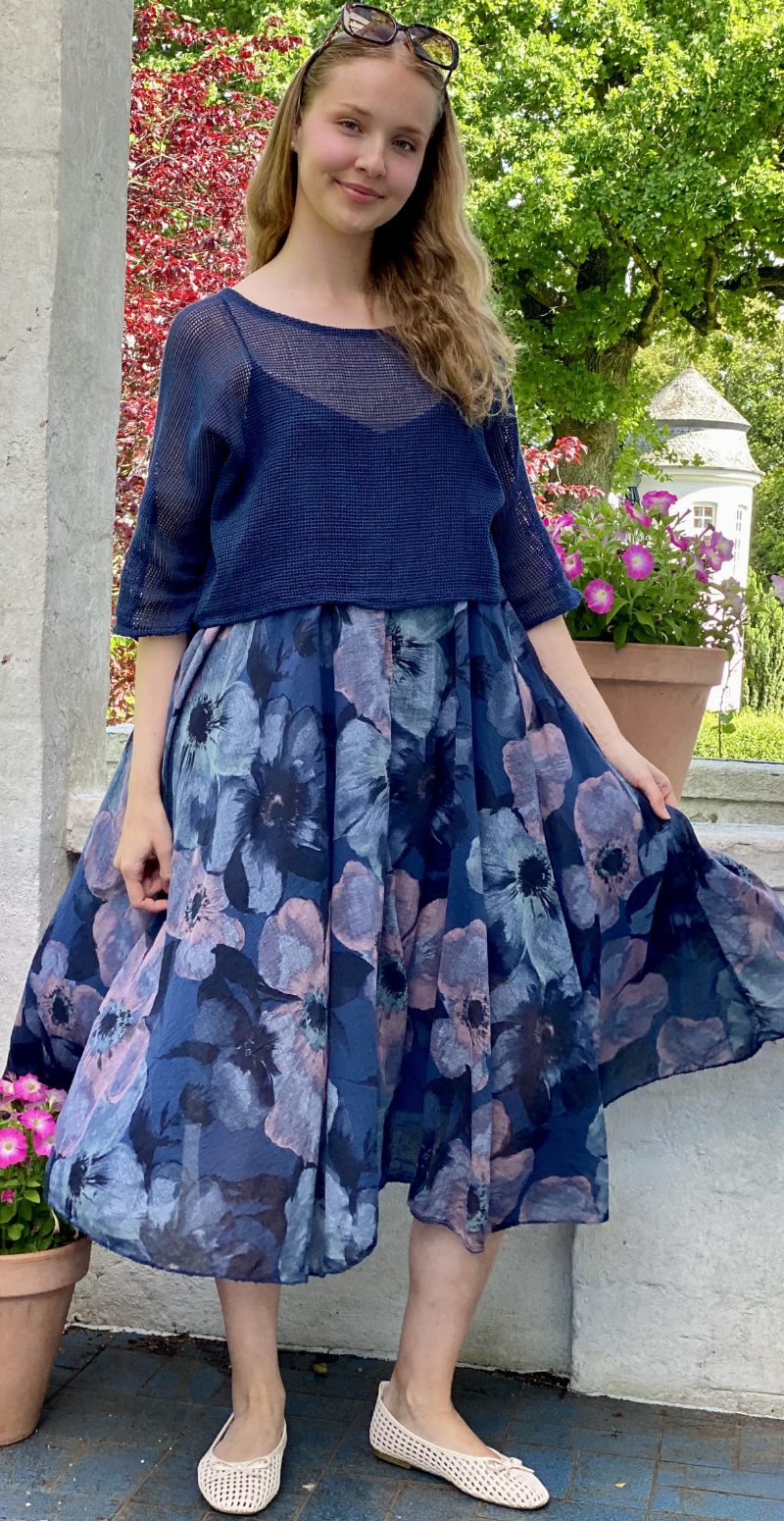 Ophelia kjole med blomsterprint og tynde stropper med tilhørende bluse navy LikeLondon