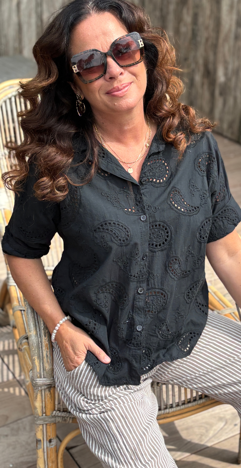 Isobel bluse med 3/4 ærmer og broderi anglaise sort LikeLondon