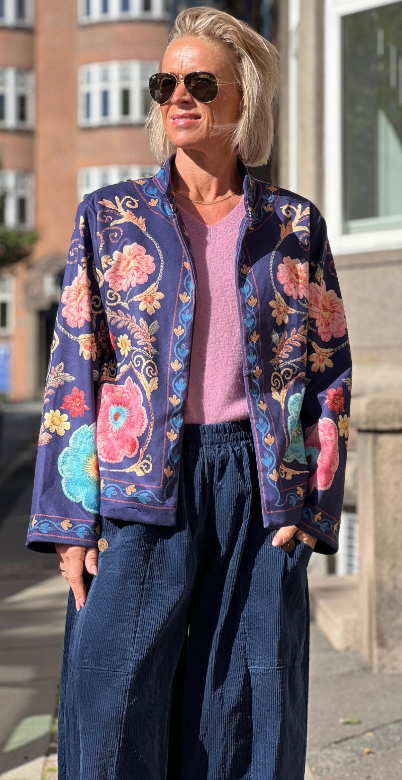 Estelle jakke i ruskindslook med print af broderede blomster navy LikeLondon