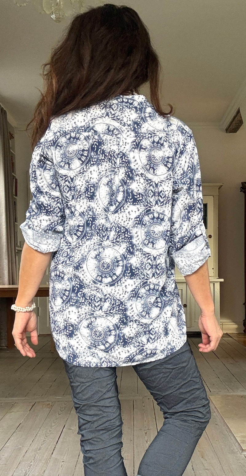Judy skjortebluse med cirkelmønster hvid LikeLondon