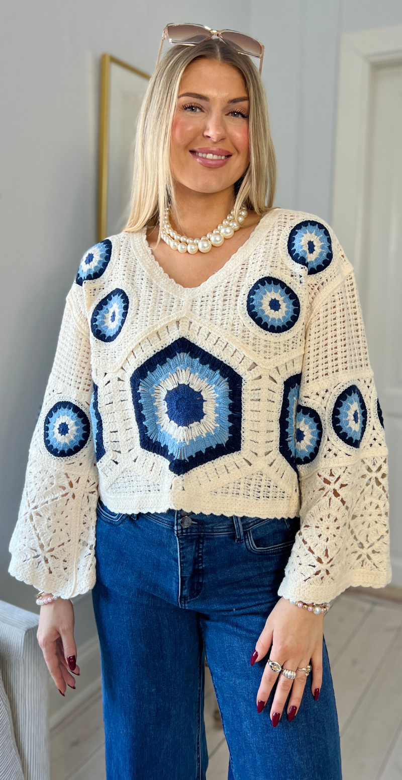 Colette kort bluse med hæklet mønster og vidde ved ærmer creme/blå LikeLondon