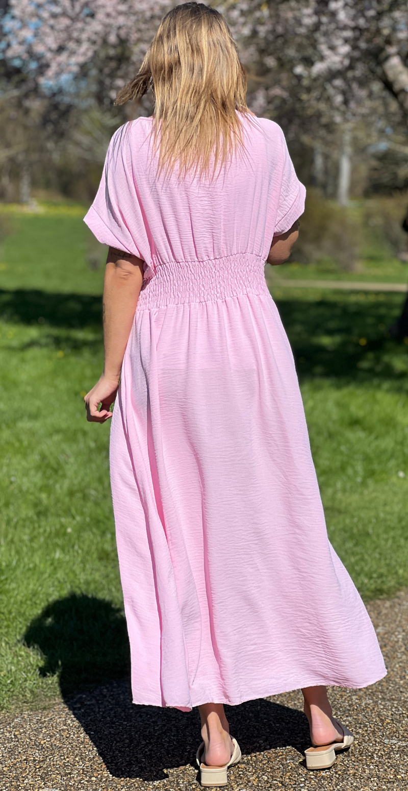 Dagny lang kjole med elastik i taljen og slids foran rosa LikeLondon