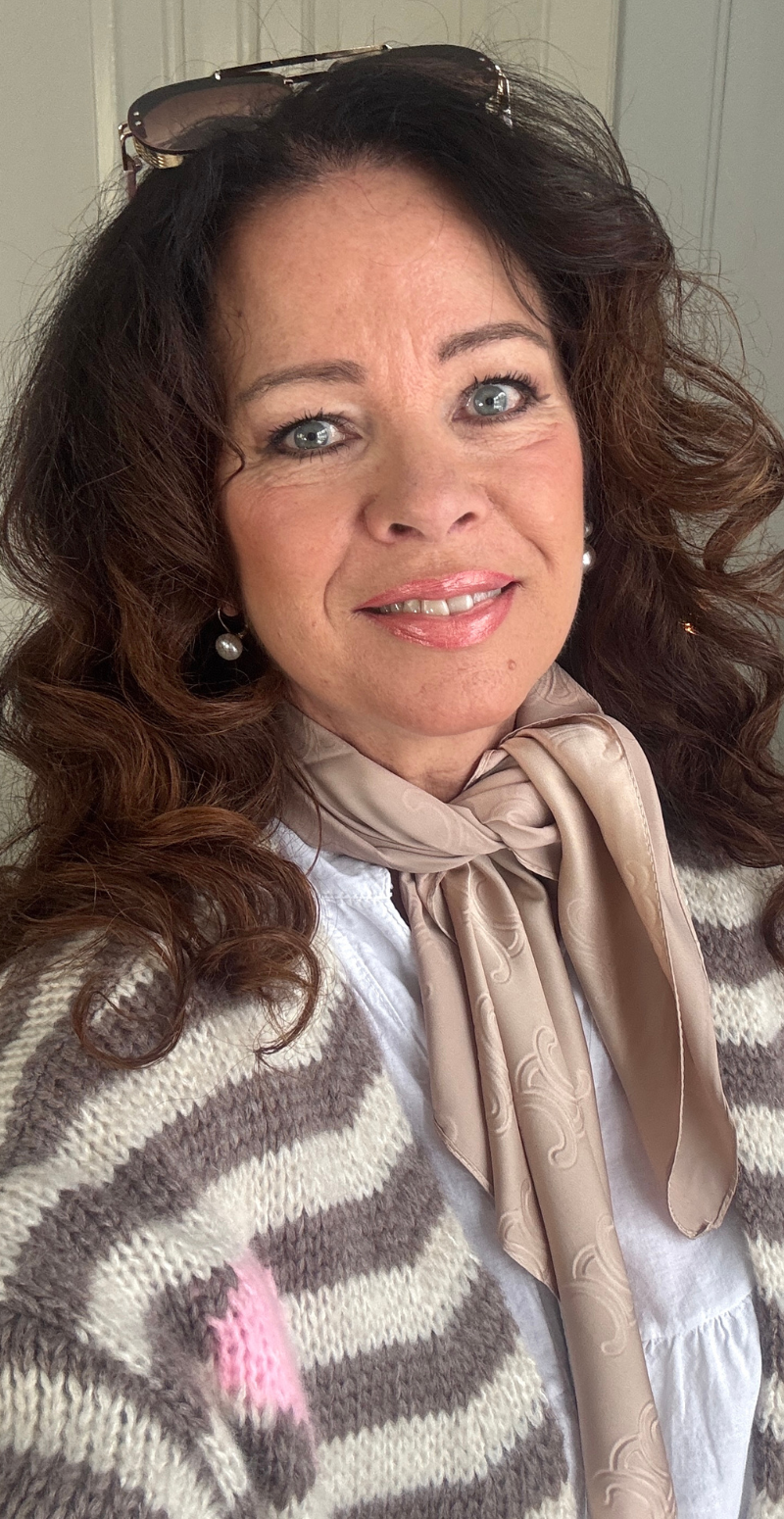 Silketørklæde med monogram mønster sand LikeLondon