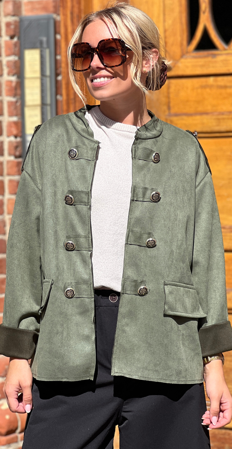 Giselle jakke i ruskindslook med knap-detaljer khaki LikeLondon