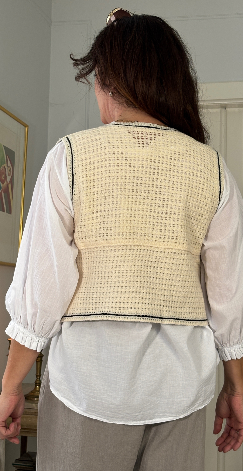 Thedora kort vest med hæklet blomster blå LikeLondon