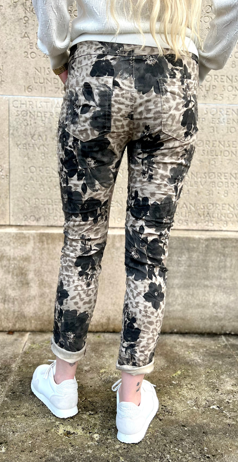 Mara bukser med blomster og leopard print taupe LikeLondon