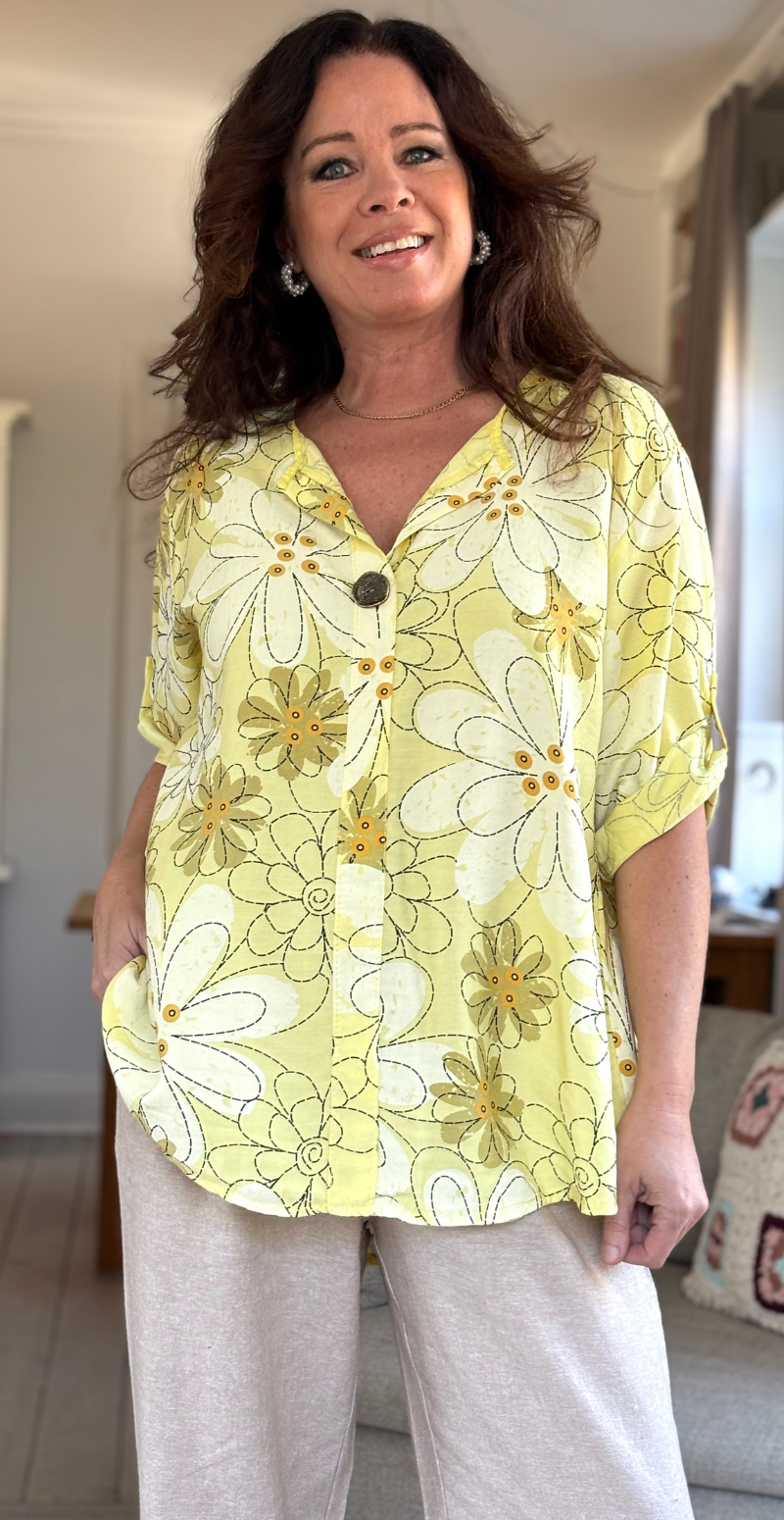 Laia bluse med blomsterprint og bronzeknap gul LikeLondon