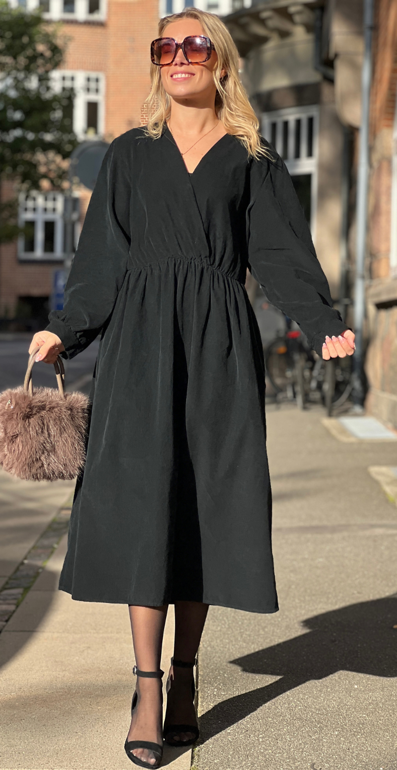 Ida fløjlskjole med slå-om effekt sort LikeLondon