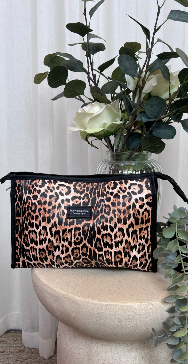Toilettaske med leoprint camel LikeLondon