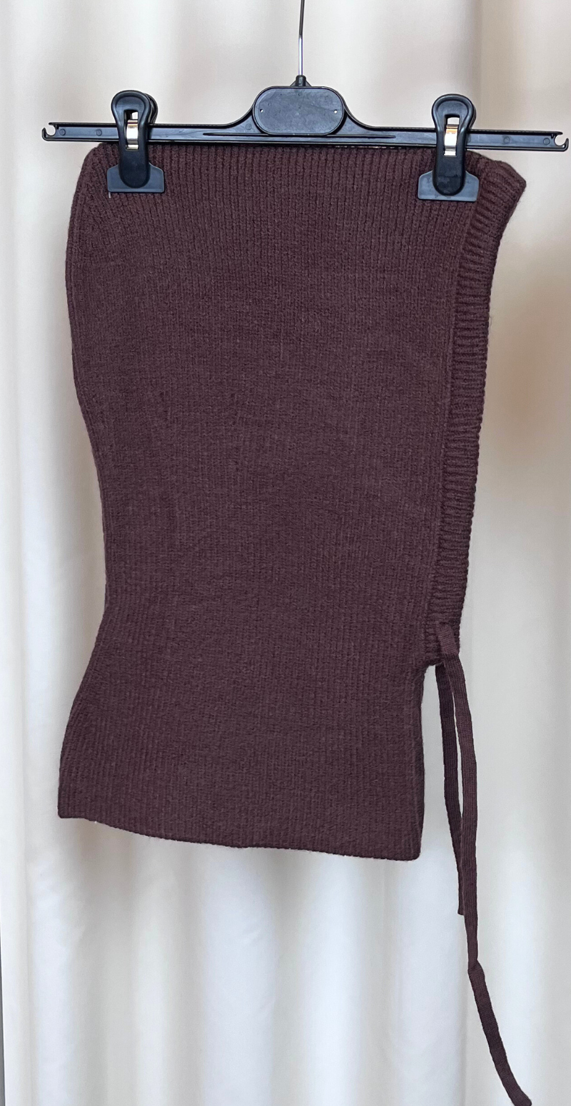 Strikket balaclava med snøre coffee LikeLondon