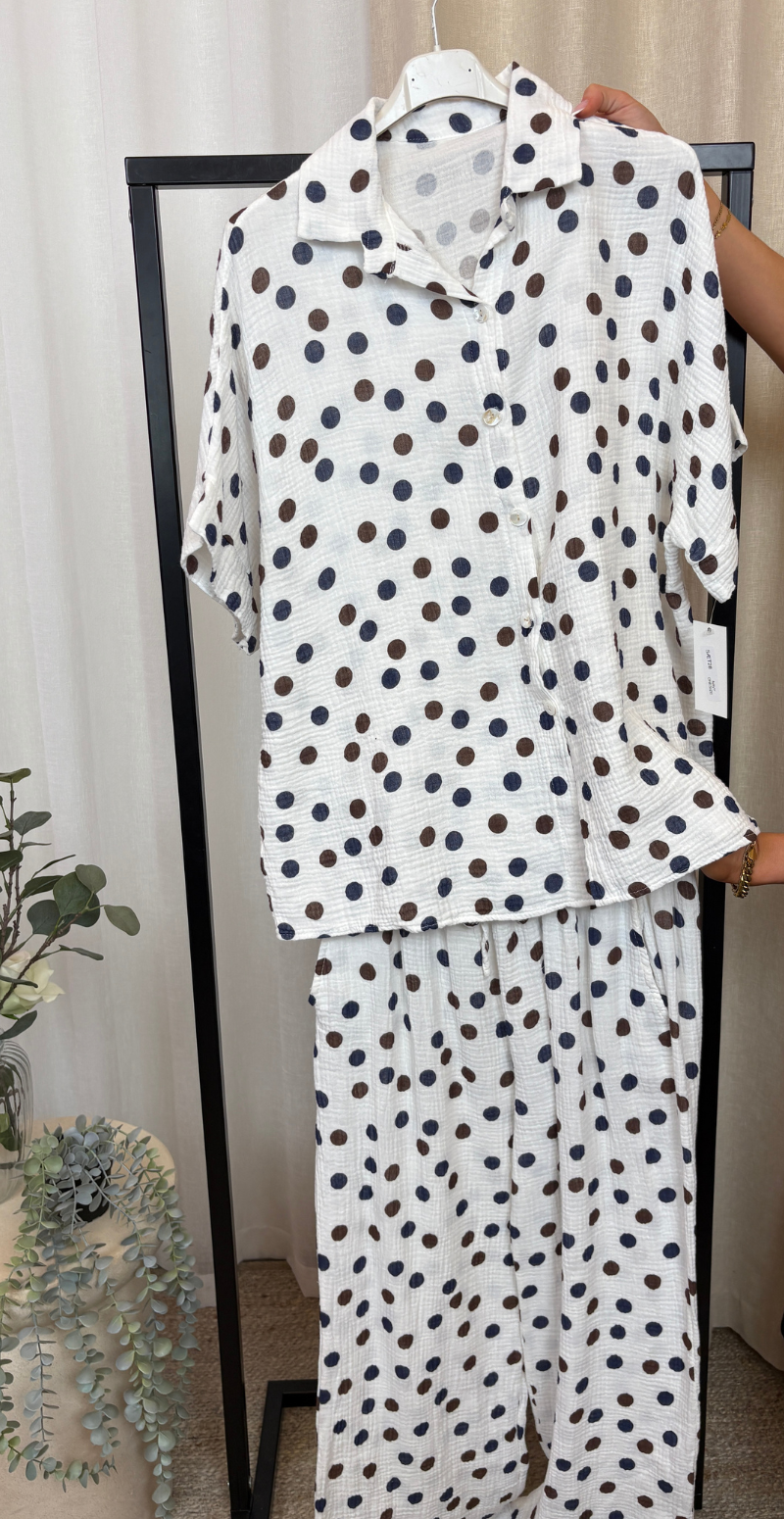Inez sæt med bukser og bluse med prikker i musselin navy LikeLondon