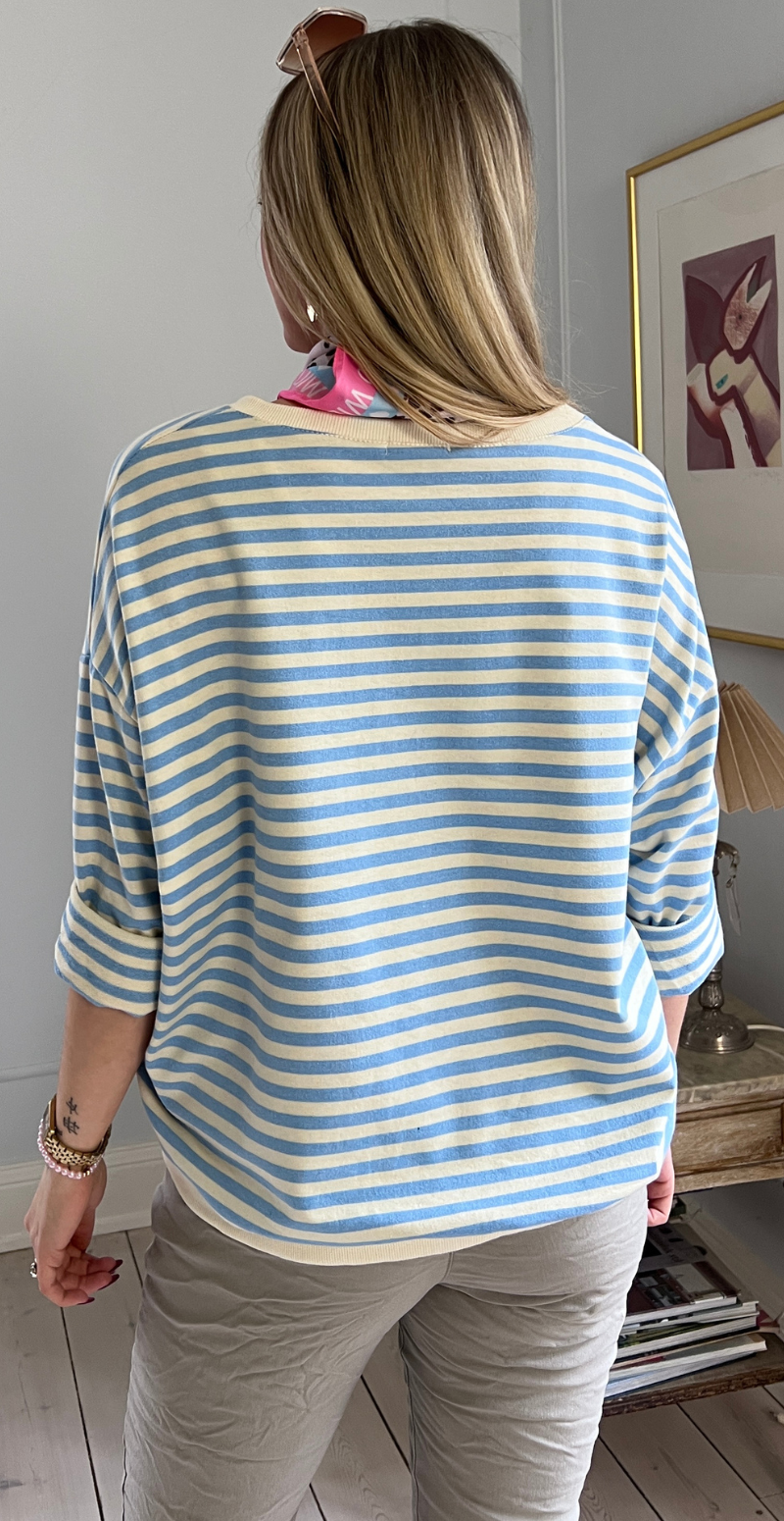Zenia bluse i oversized pasform med striber lysblå/hvid LikeLondon