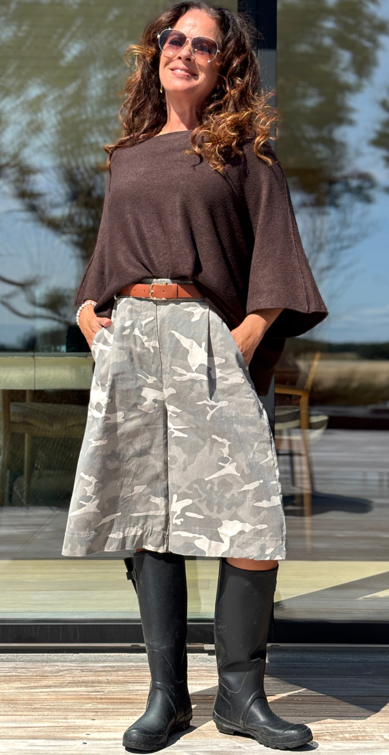 Emma bermuda shorts med camouflage og bælte grå LikeLondon