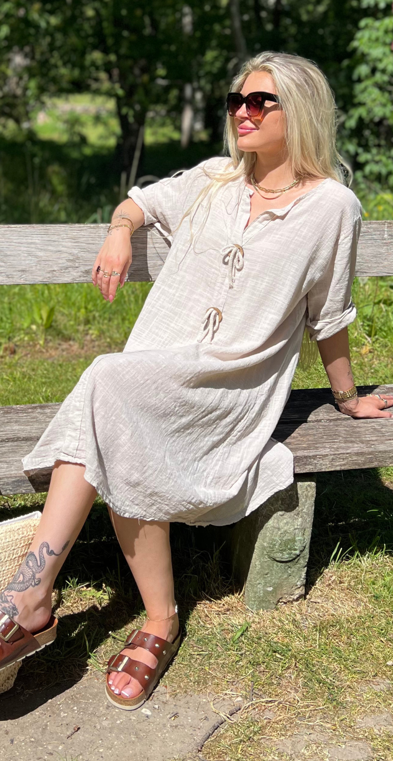 Shirley kjole med træknap og snørre beige LikeLondon