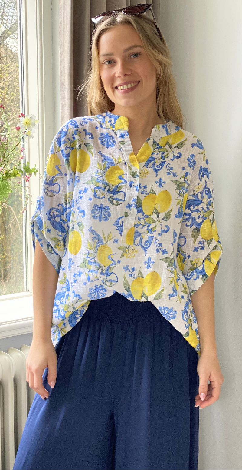 Rosella bluse med stolpelukning, citroner og blomster blå LikeLondon