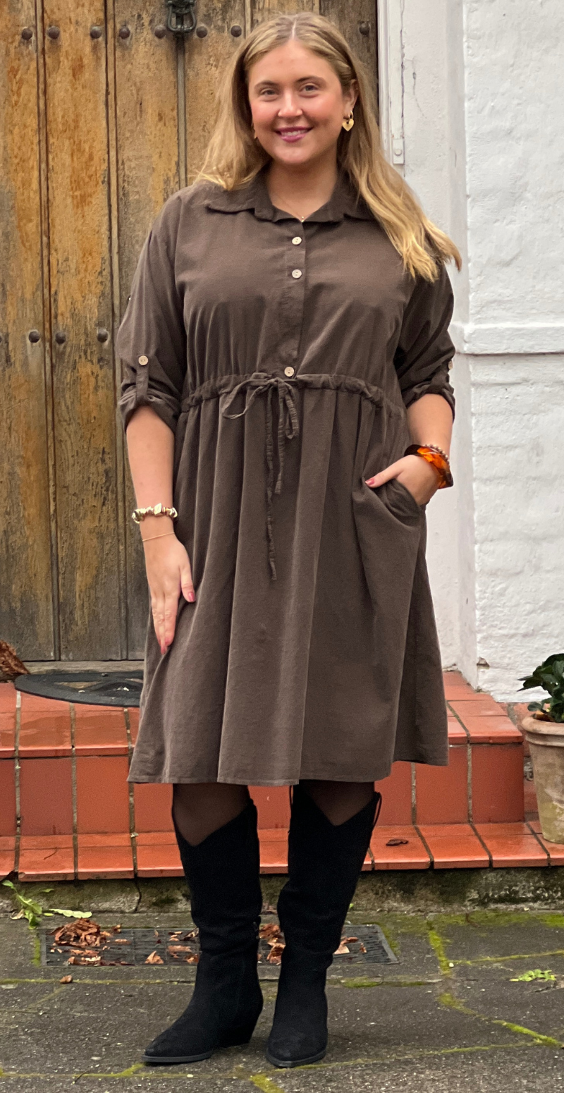 Silvia fløjlskjole med snøre i taljen brun LikeLondon