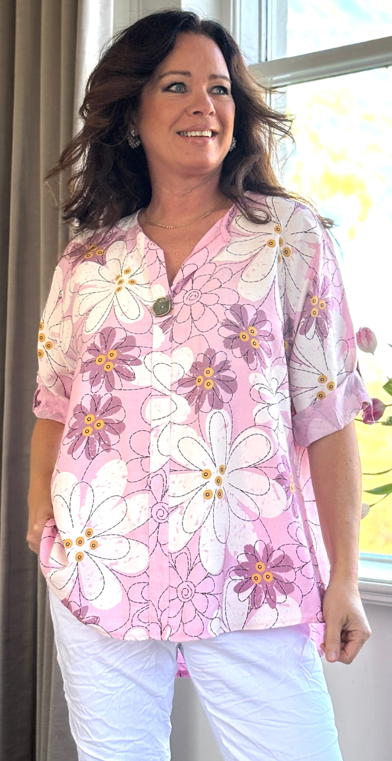 Laia bluse med blomsterprint og bronzeknap pink LikeLondon